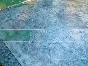 Custom Cut Ashlar Pattern & 13′ Medallion with Random Stone Concrete Retaining Wall
