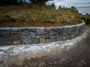 Retaining wall random stone concrete