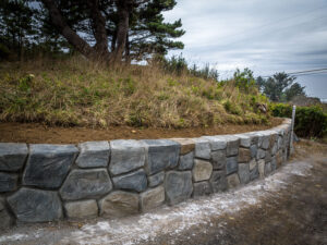 Retaining wall random stone concrete