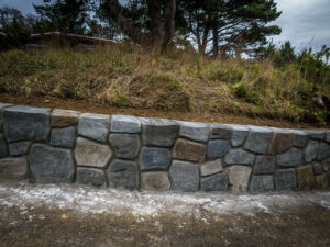 Retaining wall random stone concrete